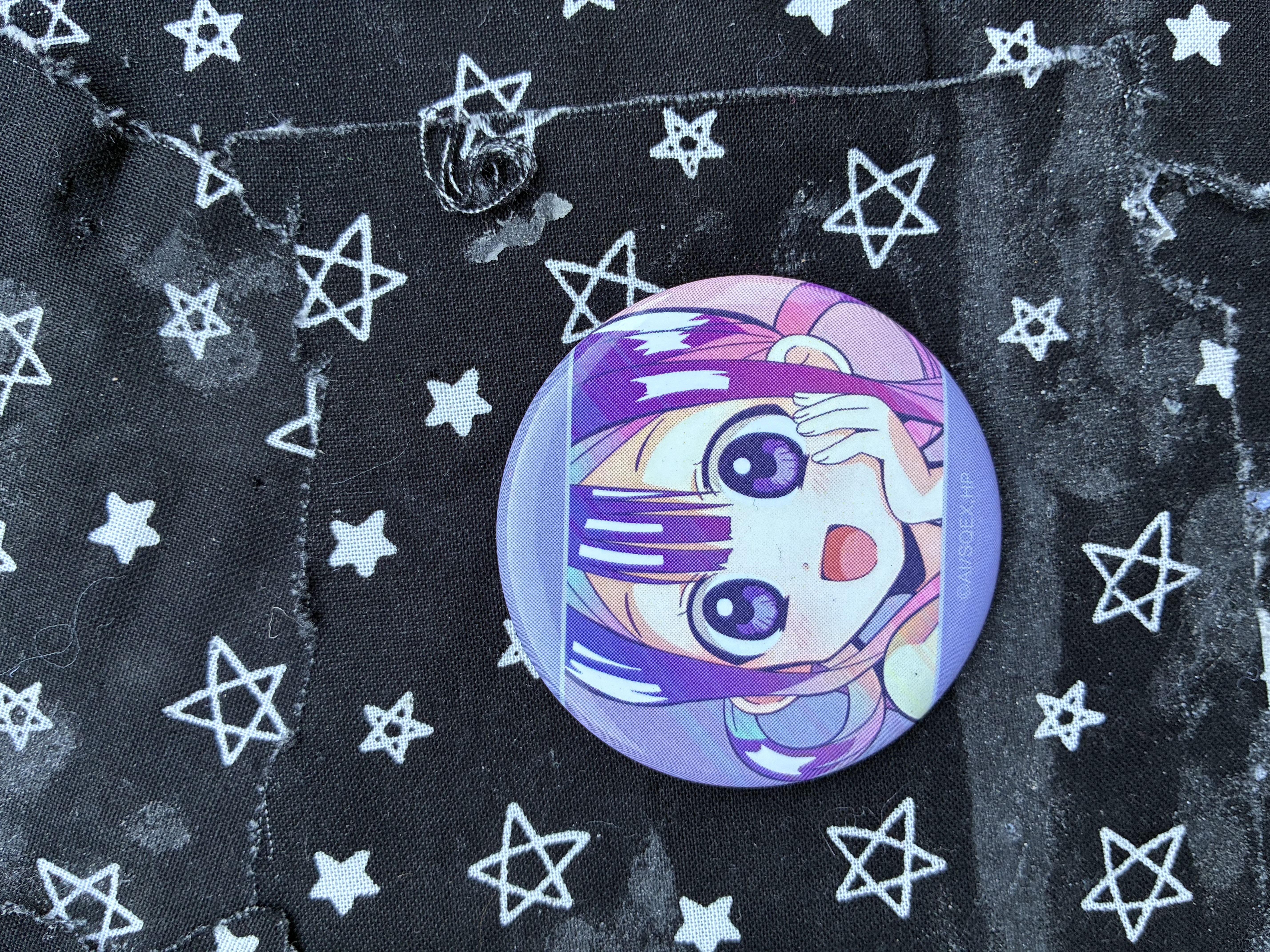 Button of Jibaku shounen Hanako kun Aoi smiling with a hand on her cheek.
